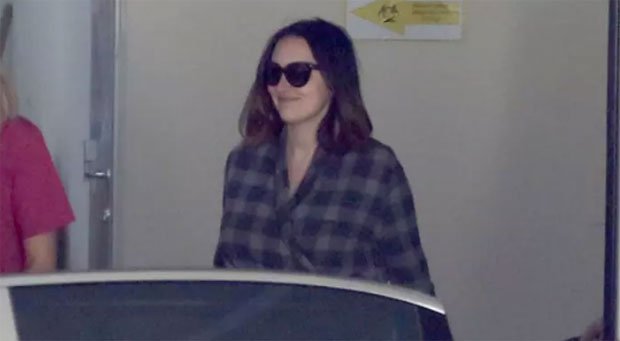 АЛЕКСАНДРА ПРИЈОВИЋ НАПУСТИЛА ПОРОДИЛИШТЕ: Филип Живојиновић извео из болнице супругу и сина (ФОТО+ВИДЕО)